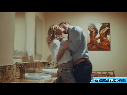 ❤️ Meta blonda busty seduces f'kamra tal-banju pubbliku ❌ Video tal-ħakk  f'mt.trysex.ru ❌